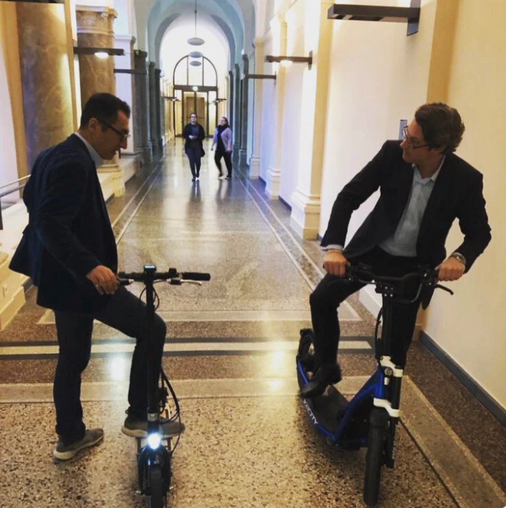 Cem Özdimir und Andreas Scheuer fahren E Scooter