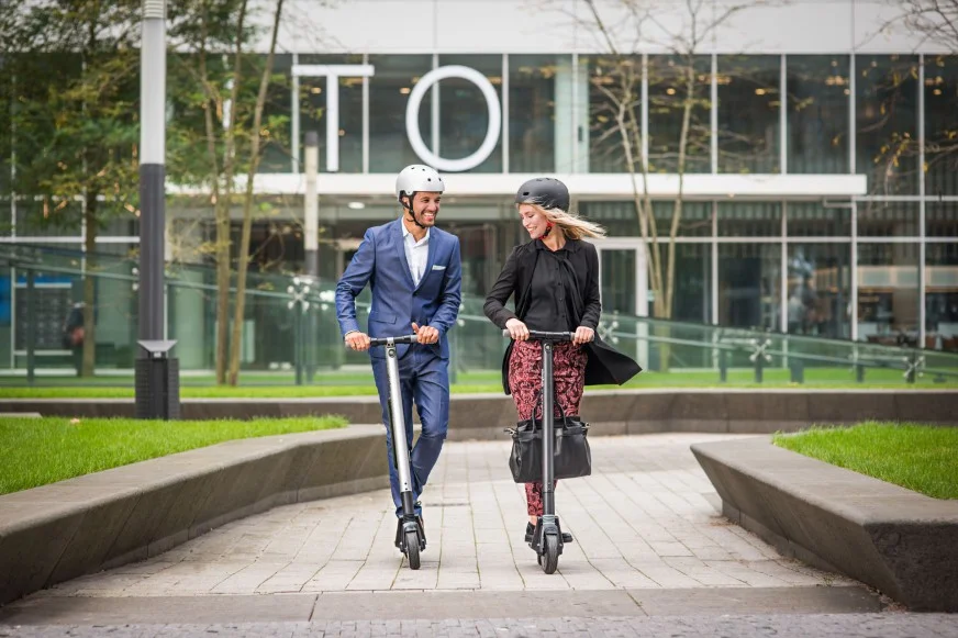 Zwei E Scooter Klassen: Bauartbedingt bis 12 Km/h und bis 20 Km/h