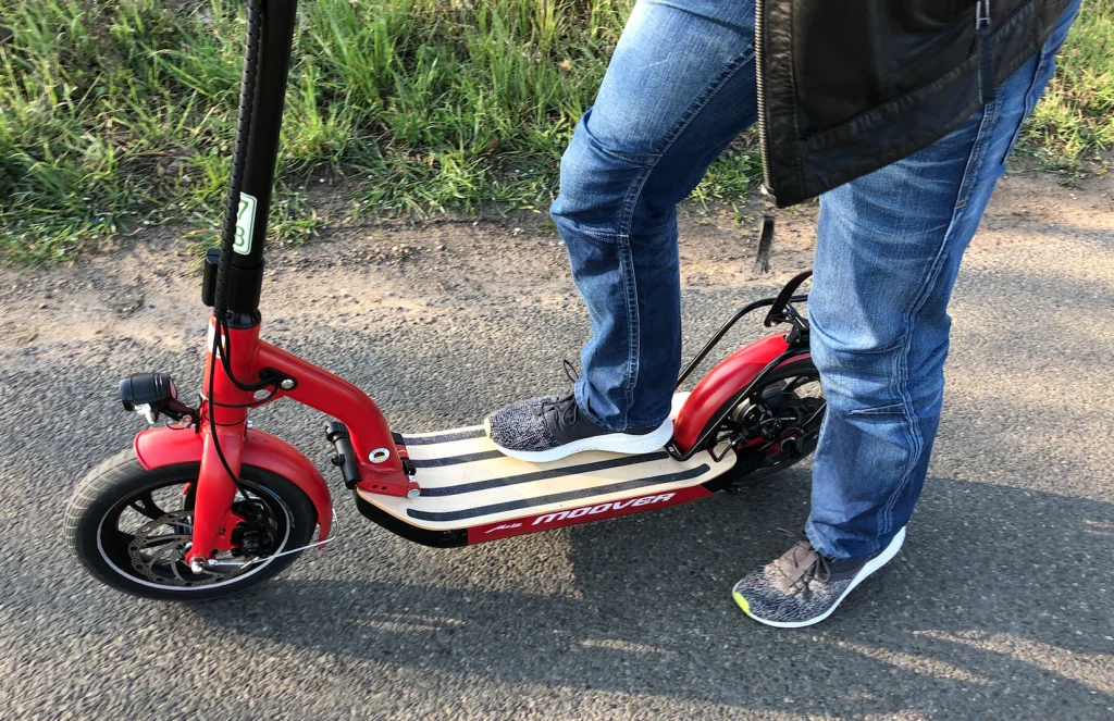 E Scooter Fahren Aufsteigen