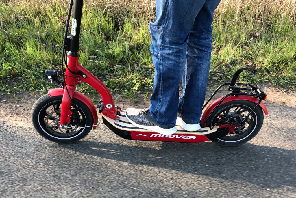 E Scooter Fahren Beide Beine auf dem Trittbrett
