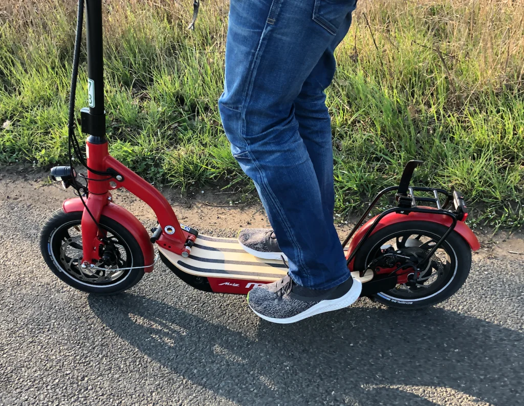 E Scooter Fahren 2. Bein aufs Trittbrett