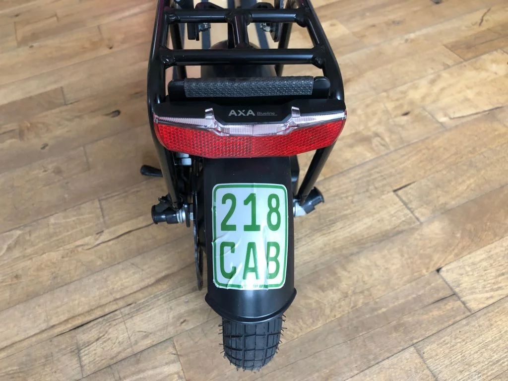 E Scooter Versicherungsplakette aufkleben