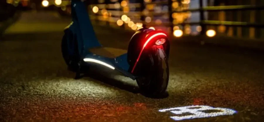 Erstes Elektromobil: Bugatti E-Scooter mit  fast 1 PS und Blinker